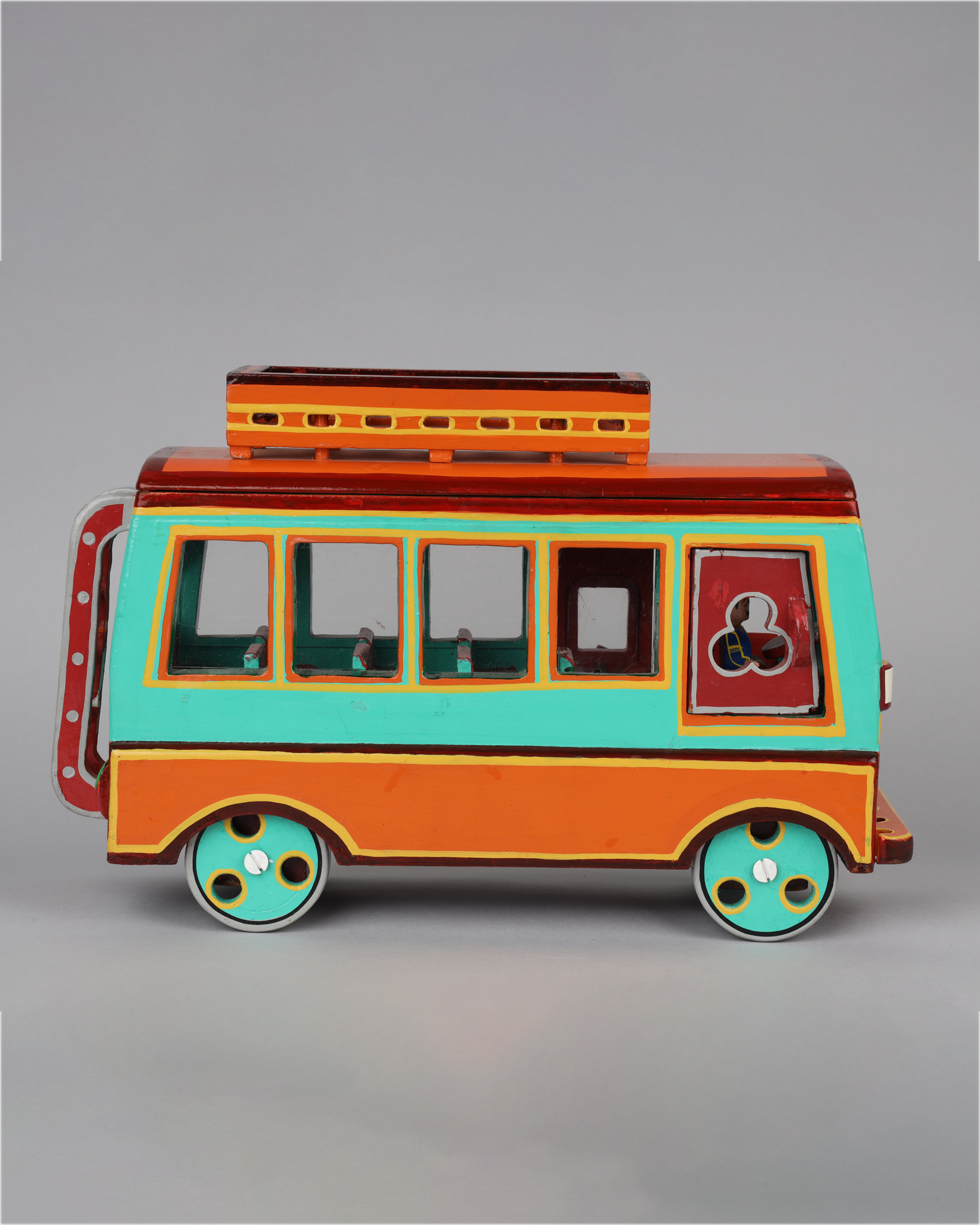 Jatrigana Lacquerware Bus- Puducherry