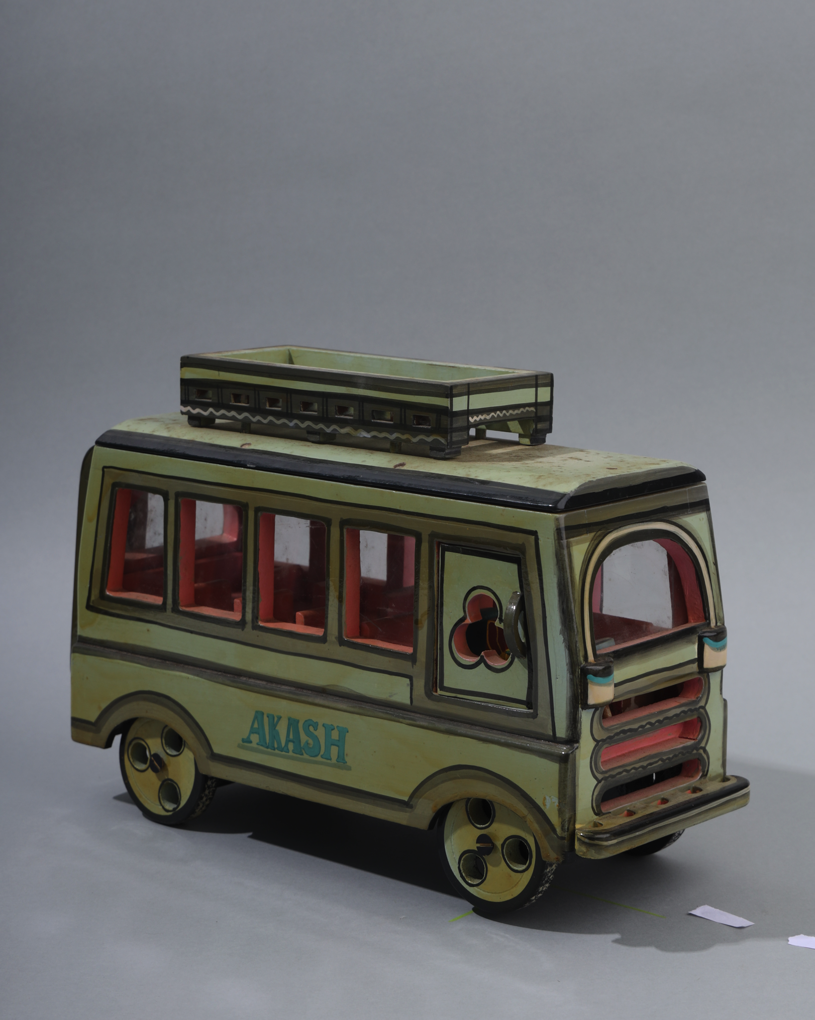 Cosy Coach - Lacquerware Bus