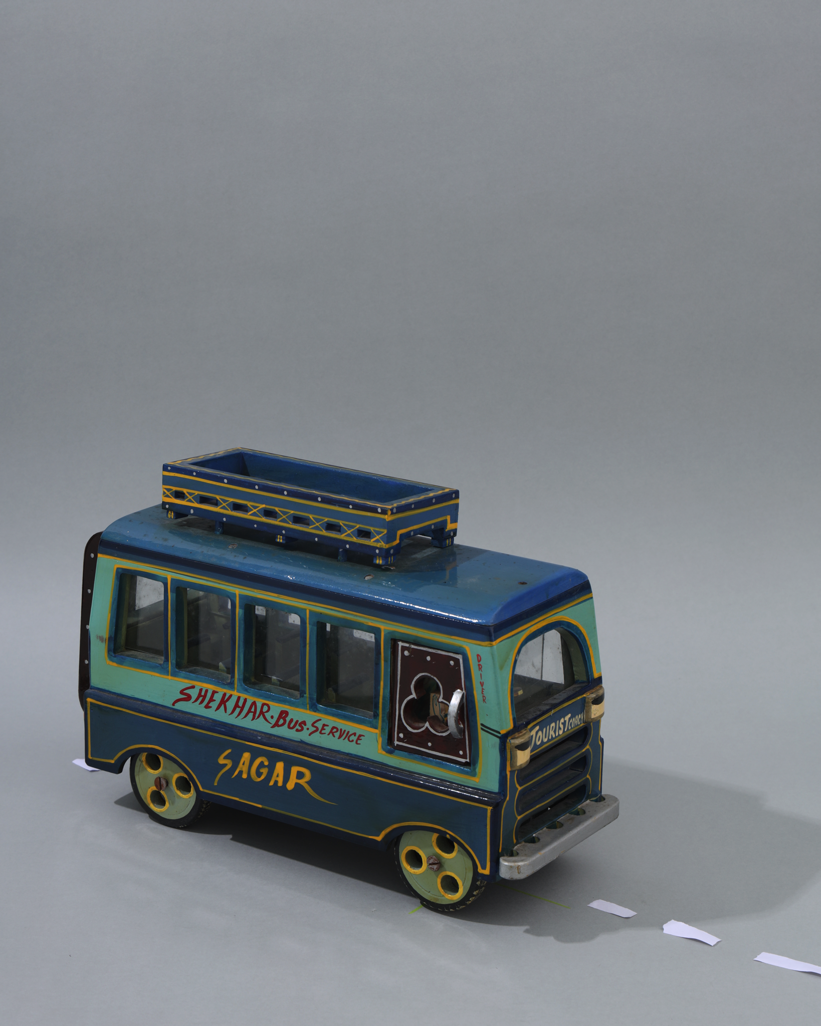 Cosy Coach - Lacquerware Bus